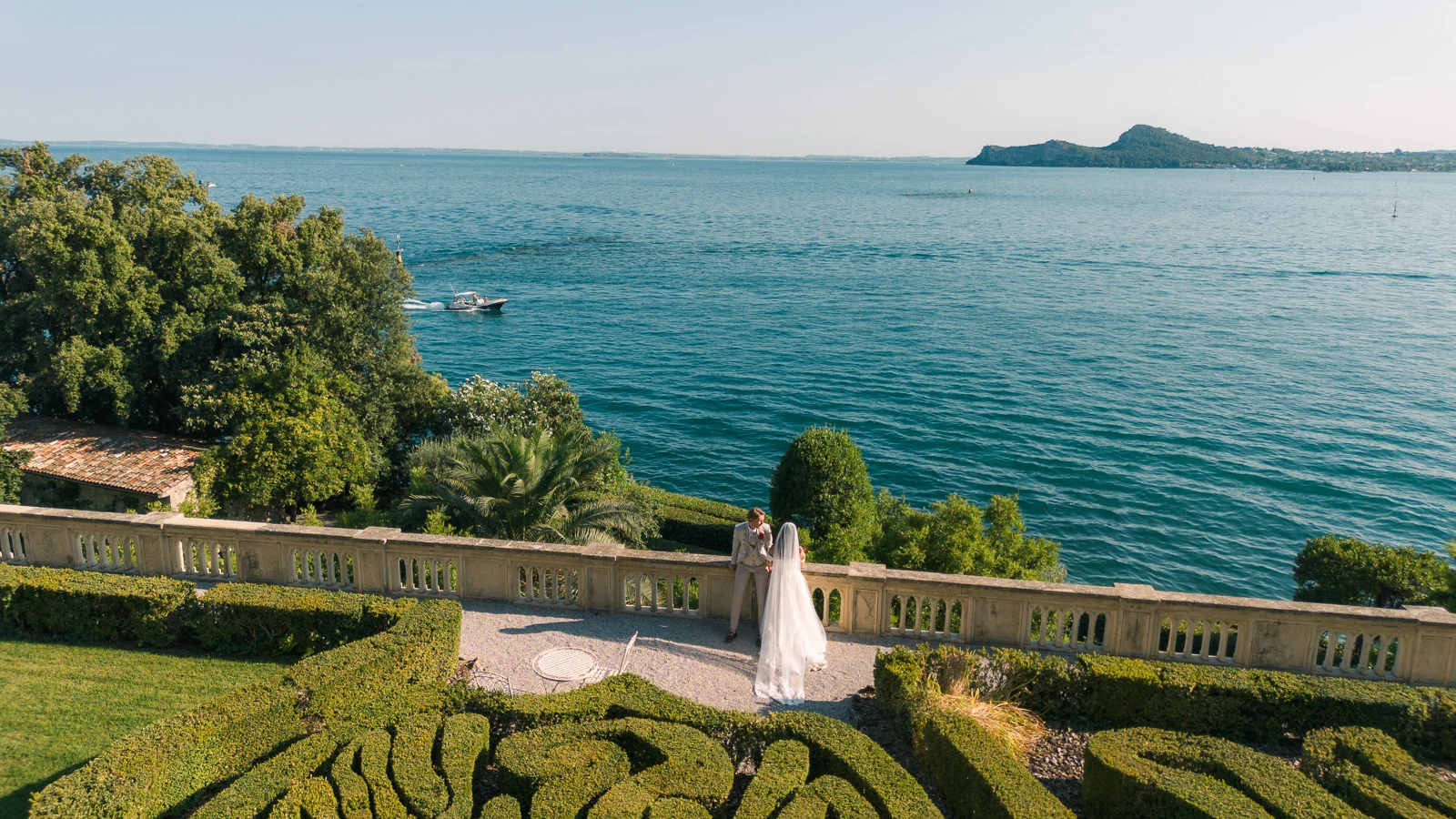 Poročno slavje na Isola del Garda v Italiji
